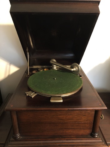 Columbia Grafonola A 45435
Pic 2 Columbia Grafonola A 45435
Pic 2